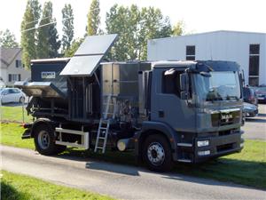 ATC 50 avec hauteur spéciale, montée sur un véhicule pour l’entretien routier.